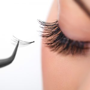 Guide to Eyelash Extensions and Contacts